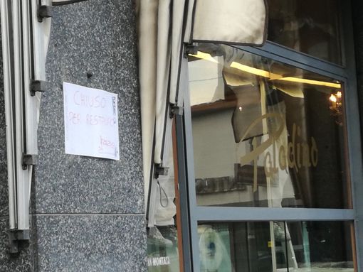 Un velo di tristezza a borgo Filadelfia: abbassano le serrande due negozi storici: la gelateria Paladino e la Gioielleria Rossi