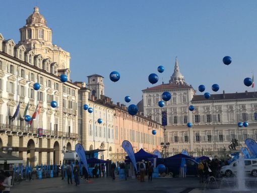 Palloncini blu in piazza Castello: UIL rilancia la battaglia contro le morti sul lavoro Palloncini blu in piazza Castello: UIL rilancia la battaglia contro le morti sul lavoro