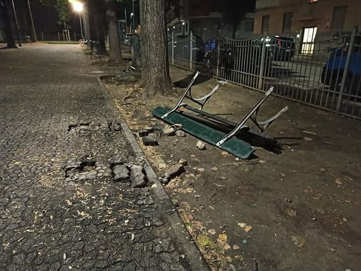 Panchina sradicata nella notte, i giardini “Alimonda” tornano nel mirino dei vandali Panchina sradicata nella notte, i giardini “Alimonda” tornano nel mirino dei vandali