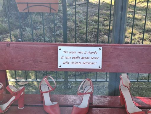 In memoria delle vittime di femminicidio, l'ASD Rebaudengo inaugura una panchina rossa