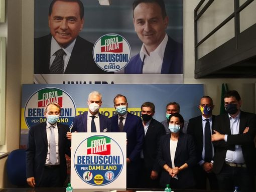 Paolo Damilano insieme agli esponenti di Forza Italia Paolo Damilano insieme agli esponenti di Forza Italia