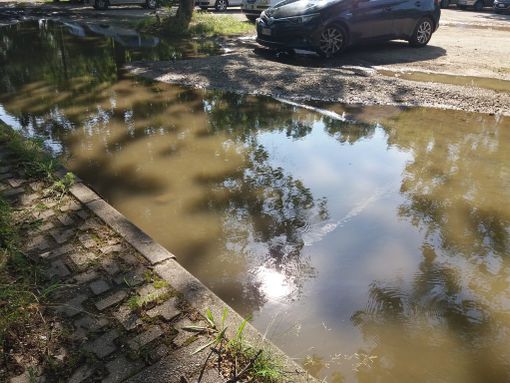 Acquazzone nella notte e il parcheggio Caio Mario diventa una palude Acquazzone nella notte e il parcheggio Caio Mario diventa una palude