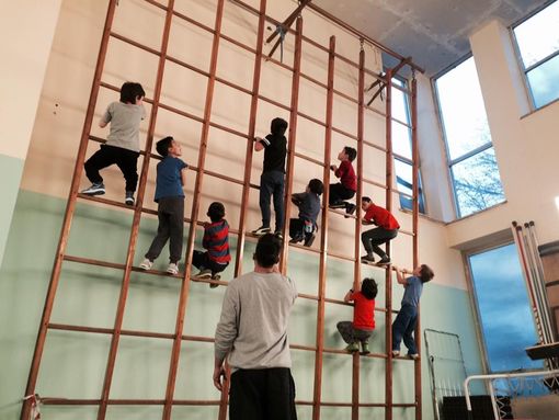 "Col corpo insegno ai bambini a superare ostacoli”: così il parkour è arrivato a Mirafiori "Col corpo insegno ai bambini a superare ostacoli”: così il parkour è arrivato a Mirafiori