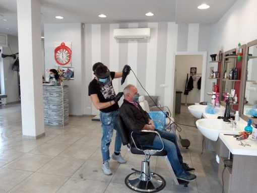 “Mille euro solo per riaprire il nostro negozio, ma non vedevamo l’ora” (FOTO e VIDEO)