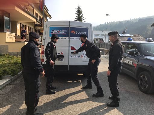 Claviere, arrestato &quot;passeur&quot; con 17 clandestini nascosti nel furgone