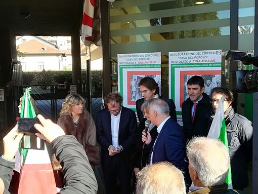 Anche il Ministro Luca Lotti alla intitolazione a Tina Anselmi del circolo Pd di Nichelino. Brutto episodio nella notte, una svastica incisa sulla vetrata esterna del locale (FOTO E VIDEO)