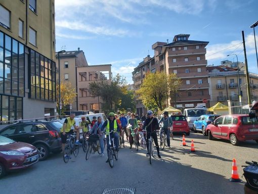 Persone che pedalano in città