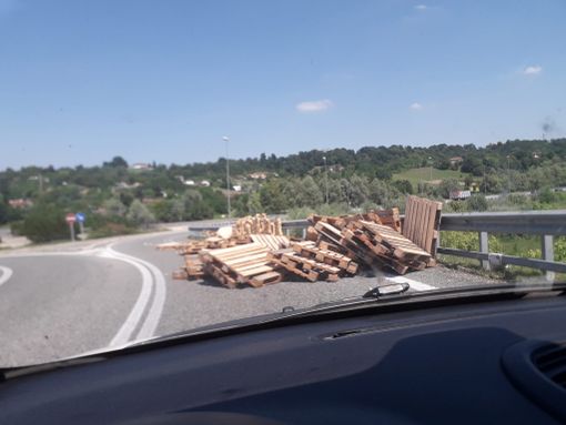 Un camion perde le pedane che stava trasportando, tragedia sfiorata all'imbocco della superstrada per Asti