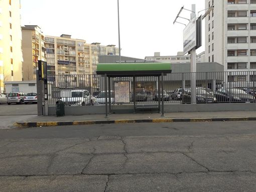 Corso Grosseto, nuova pensilina per chi aspetta il bus: dalle segnalazioni ai fatti Corso Grosseto, nuova pensilina per chi aspetta il bus: dalle segnalazioni ai fatti