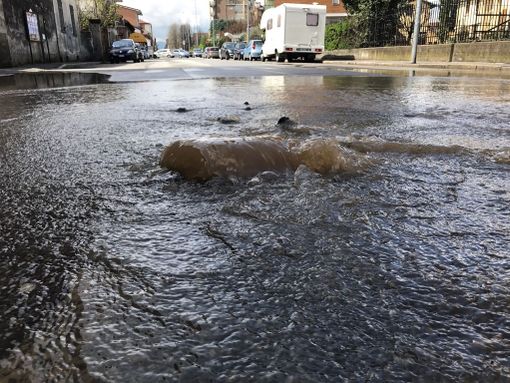 Nichelino, grossa perdita d'acqua provoca l'allagamento di via Martiri: strada chiusa (FOTO)