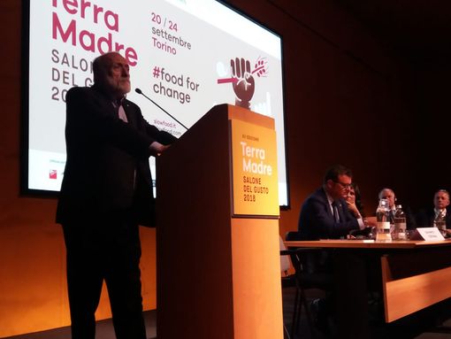 Petrini al Salone del Gusto: "Il cibo è una sfida globale, non significa solo Made in Italy" (VIDEO) Petrini al Salone del Gusto: "Il cibo è una sfida globale, non significa solo Made in Italy" (VIDEO)