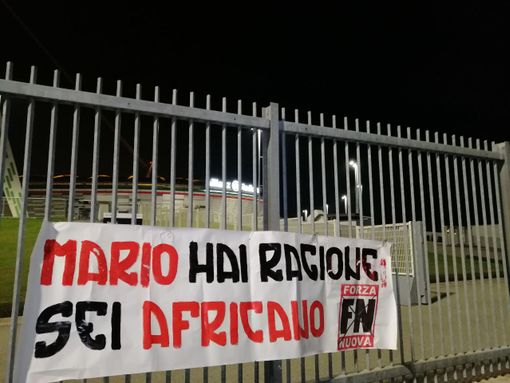 Caso Balotelli, striscione di Forza Nuova davanti all'Allianz Stadium: "Mario hai ragione: sei africano" Caso Balotelli, striscione di Forza Nuova davanti all'Allianz Stadium: "Mario hai ragione: sei africano"
