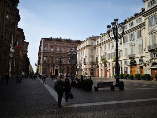 A Torino sit-in dei lavoratori dello spettacolo nel giorno della riapertura dei teatri A Torino sit-in dei lavoratori dello spettacolo nel giorno della riapertura dei teatri