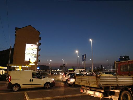 Traffico bloccato in piazza Baldissera: lunghe code su via Cecchi, corso Mortara e Principe Oddone (FOTO)