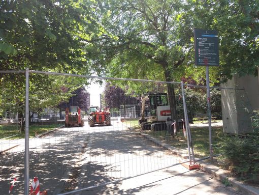 In arrivo tra un mese tavolini e sedie per l'area ragazzi in piazza Galimberti In arrivo tra un mese tavolini e sedie per l'area ragazzi in piazza Galimberti