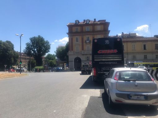 Malasosta, piazza Statuto si trasforma in un parcheggio: “È sempre peggio e nessuno fa niente” Malasosta, piazza Statuto si trasforma in un parcheggio: “È sempre peggio e nessuno fa niente”