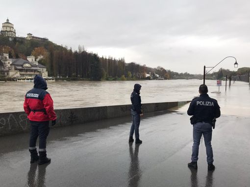 Maltempo a Torino, Murazzi sommersi dalla piena del Po: la situazione dei fiumi