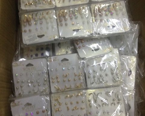 Negozio cinese di Aurora: la Municipale sequestra più di 12.500 euro in piercing e orecchini