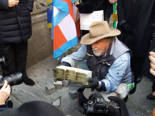 Pietre d'inciampo, messaggio di Segre per Torino: "Memoria antidoto contro le barbarie" (FOTO) Pietre d'inciampo, messaggio di Segre per Torino: "Memoria antidoto contro le barbarie" (FOTO)