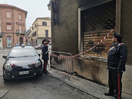 Carmagnola, incendiava i cassonetti della carta per noia: denunciato dai carabinieri