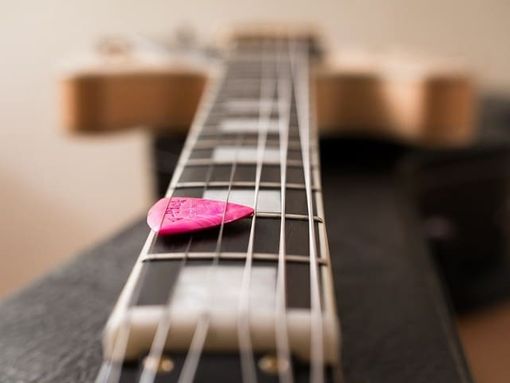 La storia del plettro: un alleato storico per il chitarrista