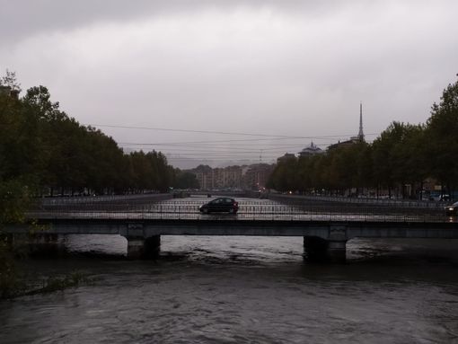 Maltempo a Torino, fa paura la Stura: chiuso corso Sacco e Vanzetti per pioggia [FOTO E VIDEO]