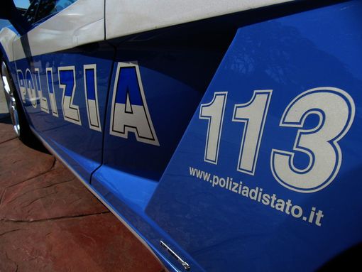 Entrano nel negozio e fanno incetta di dispositivi per il telefonino: arrestati