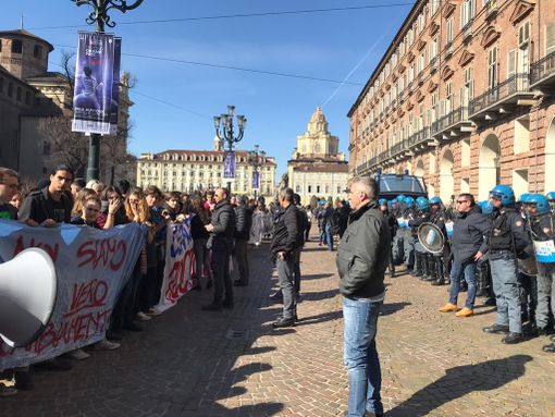 Corteo degli studenti a Torino, uova contro la polizia: gli agenti caricano sotto il Miur. Manifestazione conclusa poco prima delle 13