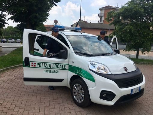 Gli agenti della Polizia locale di Grugliasco soccorrono e fanno ripartire l'auto di una disabile