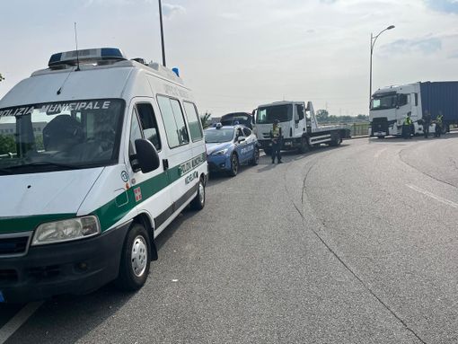 Gli agenti hanno aumentato i controlli lungo via Scarrone Gli agenti hanno aumentato i controlli lungo via Scarrone
