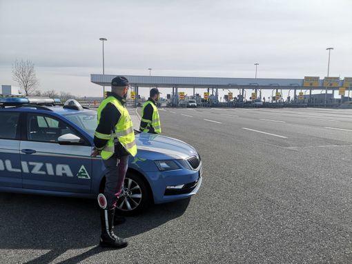 A piedi in autostrada, coppia svizzera multata sulla A5
