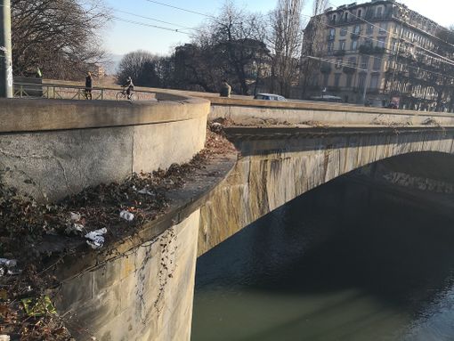 Bottiglie, siringhe e rifiuti abbandonati: entro febbraio la pulizia di Ponte Mosca