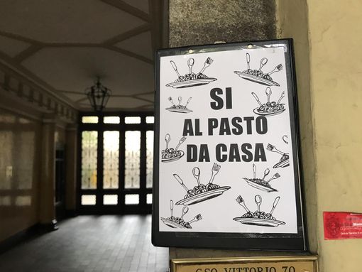 I genitori pro panino affilano le armi: “Prepariamo il ricorso al Tar contro l’obbligo mensa” [FOTO]