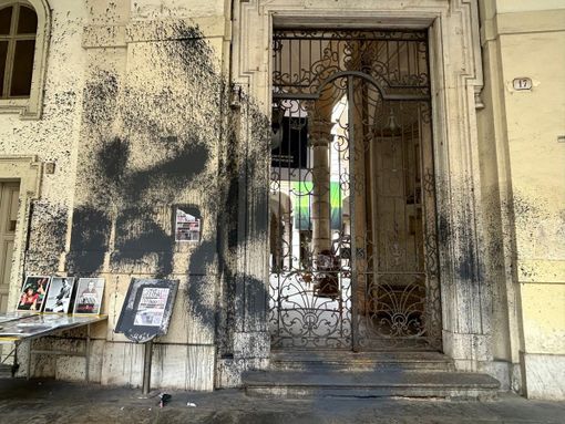 Nuove scritte su via Po e vernice nera contro il Rettorato