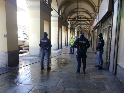 Agenti di polizia sotto i portici di via Nizza Agenti di polizia sotto i portici di via Nizza