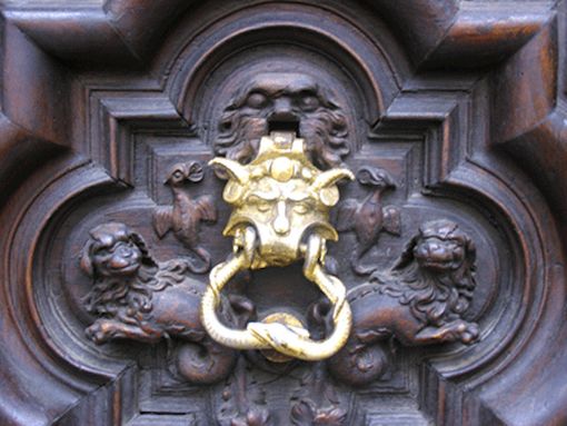 La leggenda del portone del diavolo a Torino. Mai svegliare il can che dorme, e non solo quello