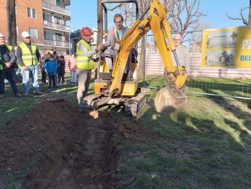 Posata la prima pietra a Nichelino per la nuova scuola elementare Rodari