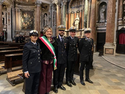 premiazione di persone all'interno di una chiesa premiazione di persone all'interno di una chiesa