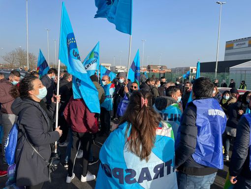 Lavoratori in presidio davanti ad Amazon Brandizzo