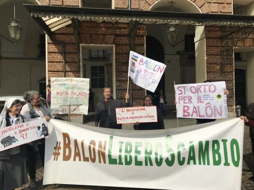 Presidio in piazza Castello contro il trasferimento del Suk in via Carcano: “Non uccidete l’anima del Balon” (VIDEO)