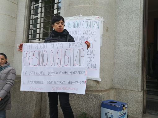 Mattatoio via Traves, presidio di giustizia: "Le veterinarie che hanno denunciato gli orrori devono essere reintegrate" Mattatoio via Traves, presidio di giustizia: "Le veterinarie che hanno denunciato gli orrori devono essere reintegrate"