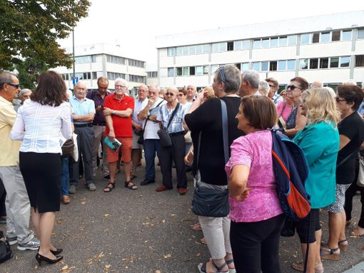 In 100 con un libro in mano per salvare la biblioteca, ma il preventivo del Comune è di 770 mila euro [FOTO]