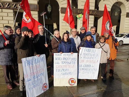 Presidio comunista sotto la Regione: &quot;L'arresto di Rosso ha inquinato il voto, elezioni subito&quot;