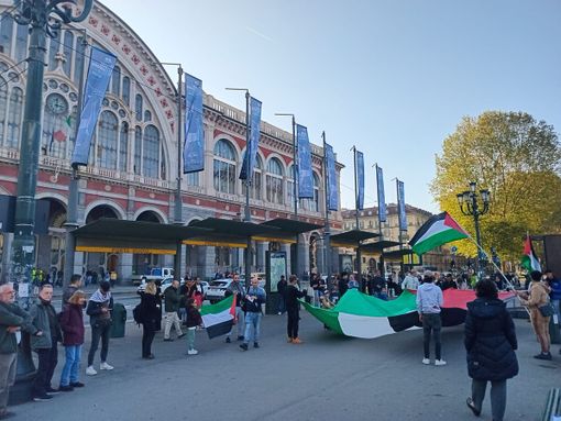 Presidio pro Palestina davanti alla stazione Porta Nuova: “No alla resa" Presidio pro Palestina davanti alla stazione Porta Nuova: “No alla resa"