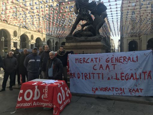Sotto il Comune la rabbia dei lavoratori presso il Caat: “Ai Mercati Generali 800 lavoratori in nero, siamo stufi”