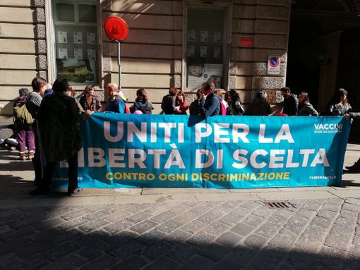Obbligo dei vaccini nelle scuole: protesta dei genitori davanti al Consiglio regionale