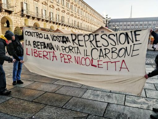 No Tav in piazza Castello per Nicoletta Dosio: &quot;Contro la vostra repressione la Befana vi porta il carbone&quot; [VIDEO]