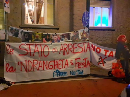 Fumne No Tav in presidio per Nicoletta Dosio sotto la sede Rai