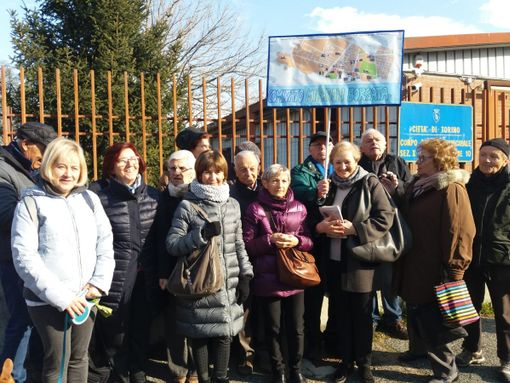 Oltre cento in via Morandi per dire no allo spostamento dei vigili urbani: "Manteniamo il presidio" [FOTO]