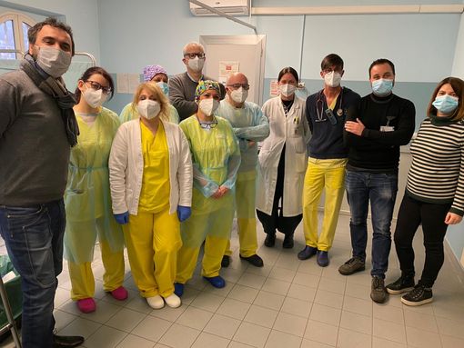 il sindaco Paolo Montagna e gli operatori sanitari del Santa Croce